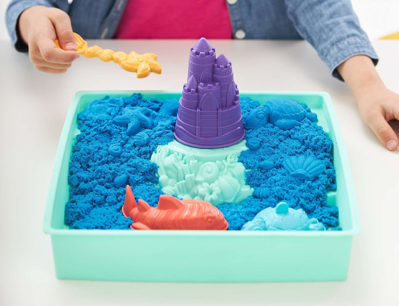 Lossikomplekt Spin Master Kinetic Sand plastikust sinine + vormide kandik цена и информация | Kunstitarbed, voolimise tarvikud | hansapost.ee