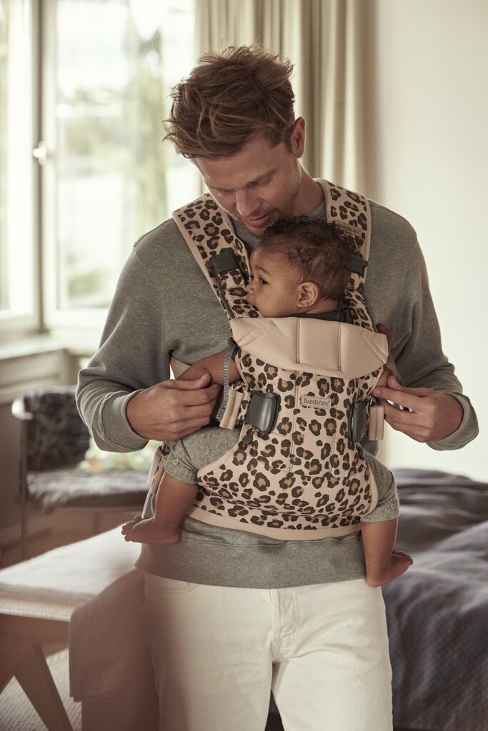 Babybjörn kandekott One Cotton, beige/leopard, 98075 hind ja info | Kõhukotid, kandekotid | hansapost.ee