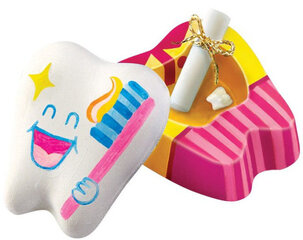 Набор позволяет вылепить забавные шкатулки в форме зуба и разрисовать их на свой вкус. В таких оригинальных коробочках можно хранить молочные зубки. цена и информация | 4M Товары для детей и младенцев | hansapost.ee