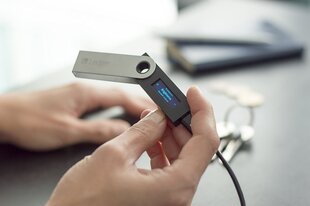 Кошелек Ledger Nano S для криптовалют цена и информация | USB накопители данных | hansapost.ee