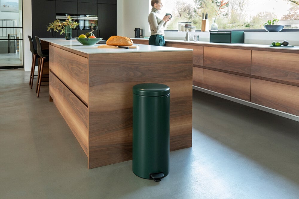 Brabantia NewIcon pedaaliga prügikast 30L, männi roheline цена и информация | Prügikastid | hansapost.ee