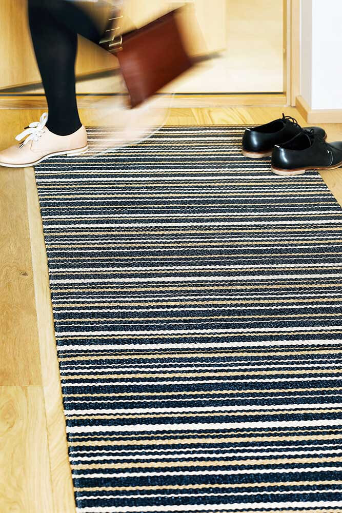 NARMA kahepoolne plasticWeave vaip Hullo, must-beež, 70 x 150 cm цена и информация | Vaibad | hansapost.ee