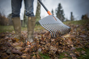 Fiskars Solid большие грабли для листьев, 135016 цена и информация | Садовые инструменты | hansapost.ee