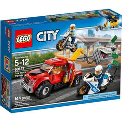 Lego City 60137 Побег на буксировщике цена и информация | Конструкторы и кубики | hansapost.ee