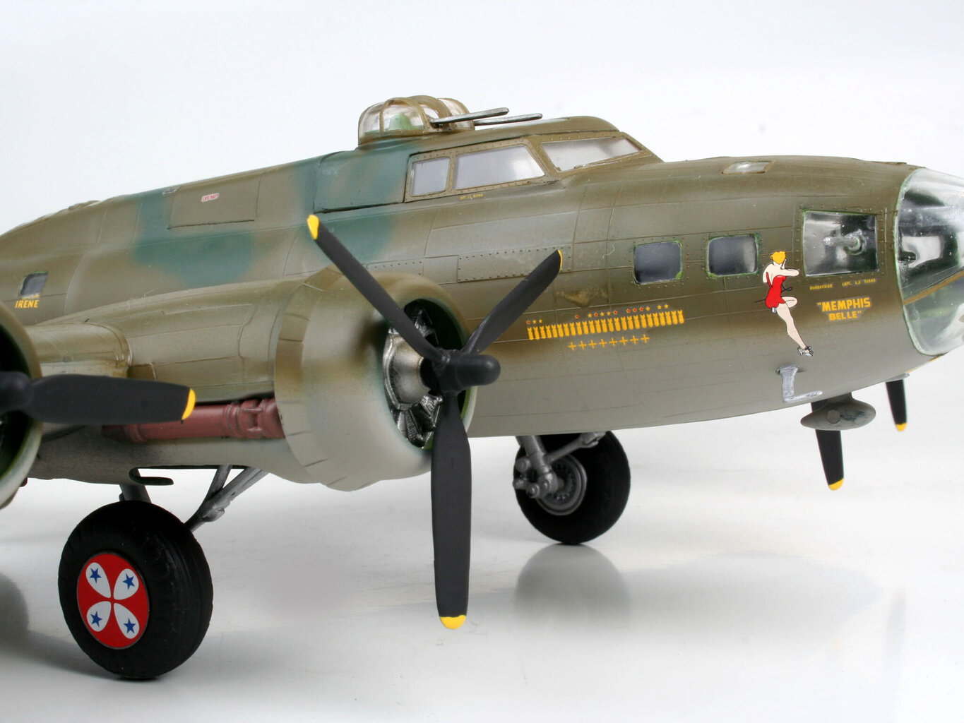 Plastmassist lennuk Revell B-17F Memphis Belle, roheline hind ja info | Mänguasjad poistele | hansapost.ee