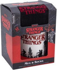 Stranger Things Logo kruus ja sokid kinkekomplekt цена и информация | Атрибутика для игроков | hansapost.ee