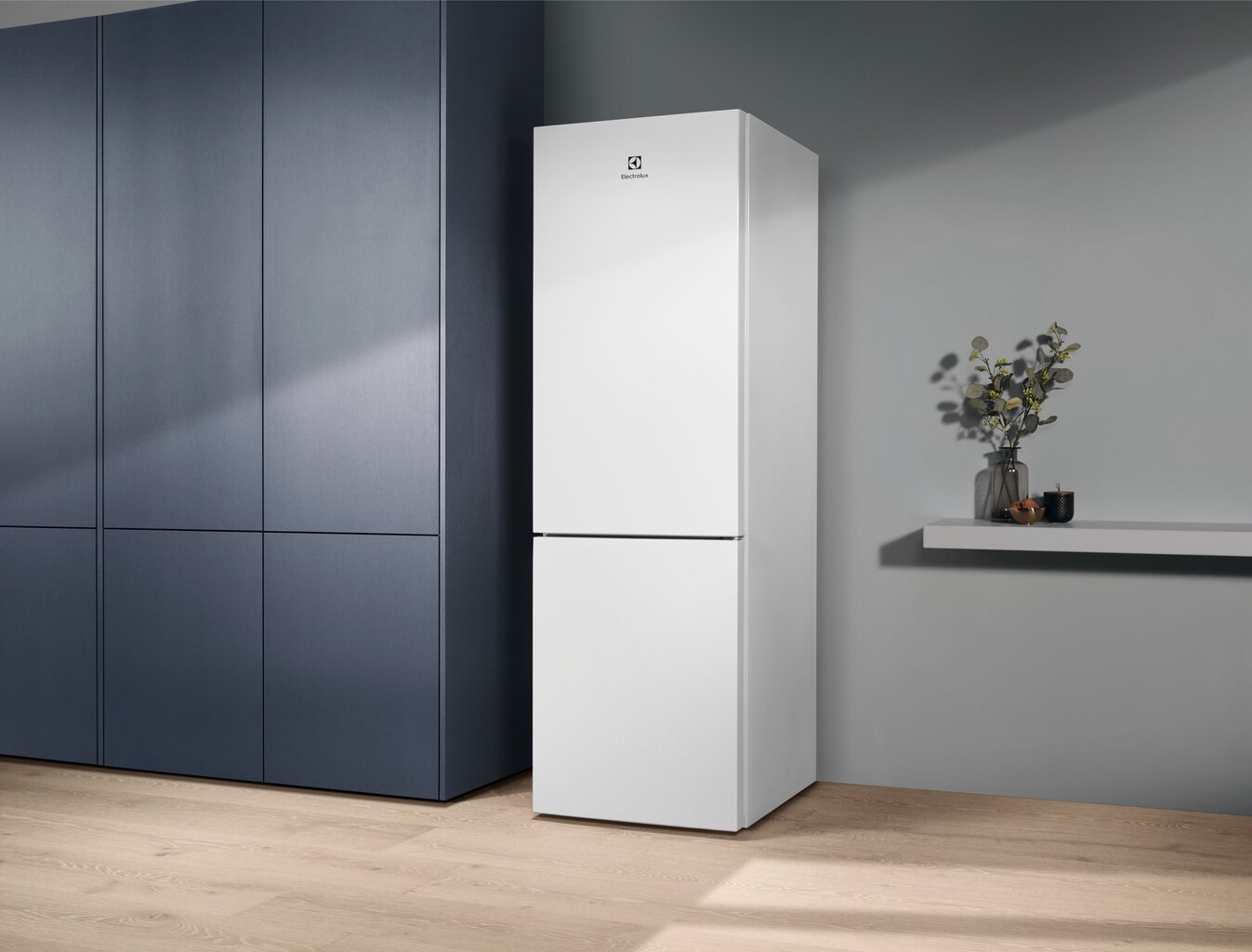 Отдельно стоящий, Холодильник с морозильной камерой снизу Electrolux  LNC7ME32W4 600, Автоматическая разморозка цена | hansapost.ee